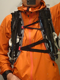 Tips Utmf Sty対策 キリアン ザックの体前部にストック ホルダーをつけて積極的にストックを活用する Dogsorcaravan トレイルランニング スカイランニングのオンラインメディア